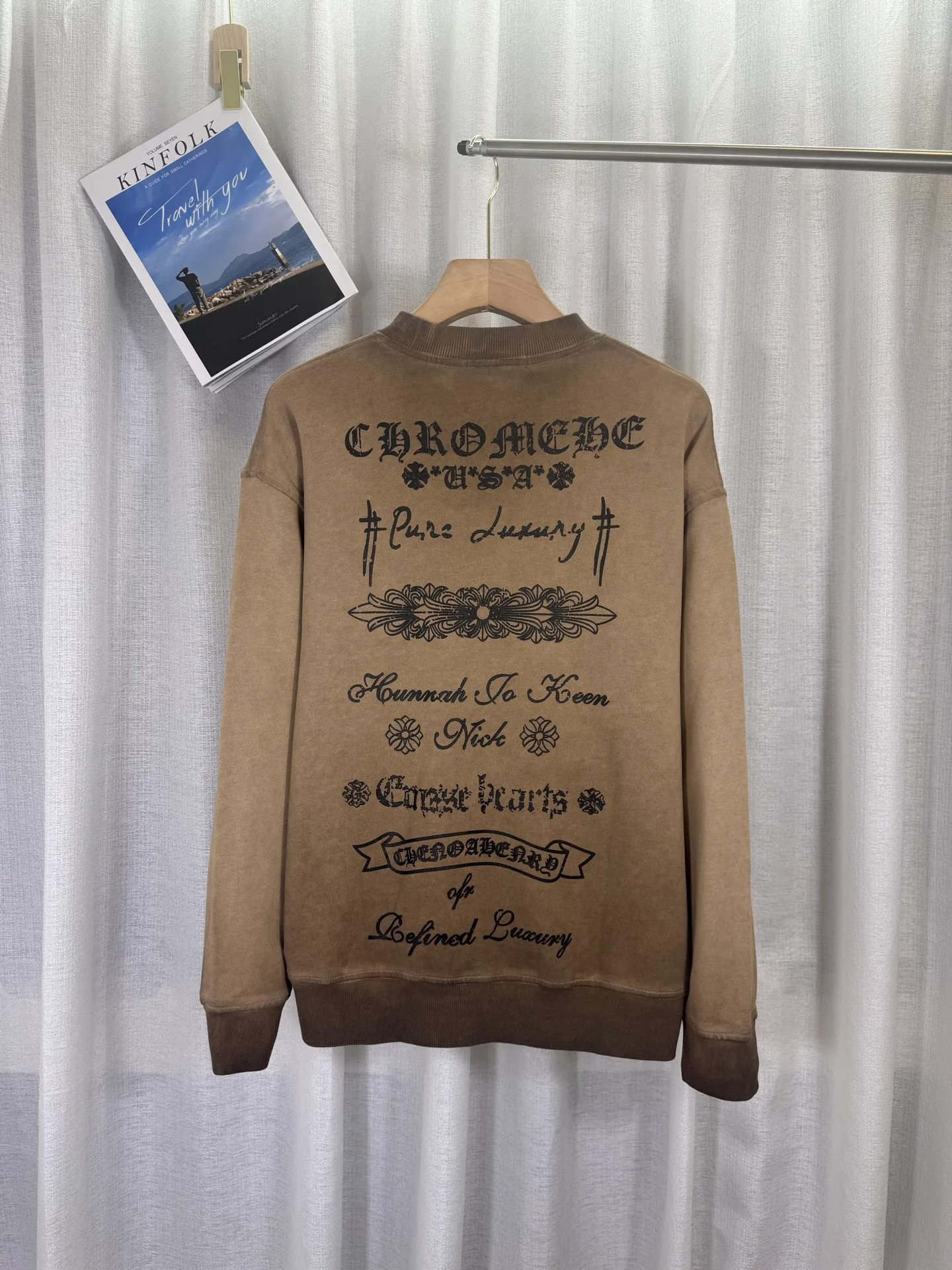 P260 top version, real shot without P, ​​different from market currency) 𝗖𝗵𝗿𝗼𝗺𝗲 𝗛𝗲𝗮𝗿𝘁𝘀/Cro Heart 2025 washed patch embroidery autumn and winter new original single counter American laser burnt 3D three-dimensional color embroidered couple casual sweatshirt 👑The highest version! Customized fabric 420g tripe terry fabric! American acid-washed and distressed original fabric laser burnt ✟appliqué embroidery and exquisite embroidery of letters! The best-selling model in the counter, very comfortable to wear. Accessories: original molded and authenticated collar label➕100% silk wash label. Genuine purchase-grade original hangtag➕matching hanging rope➕3D hanging beads➕original packaging bag. Craftsmanship: The original version has consistent wiring! The highest version of the armhole matching technique! Color: Earth Yellow Gray Black Size: S M L XL Style No.: 9320